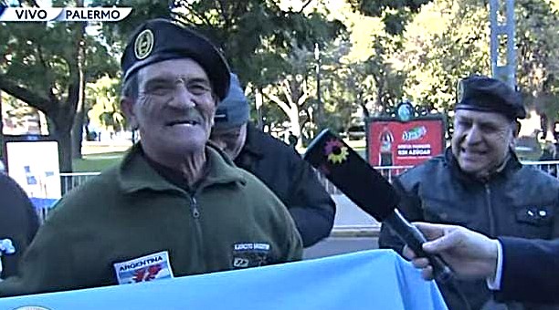 Jorge Gonzalez desfile 00